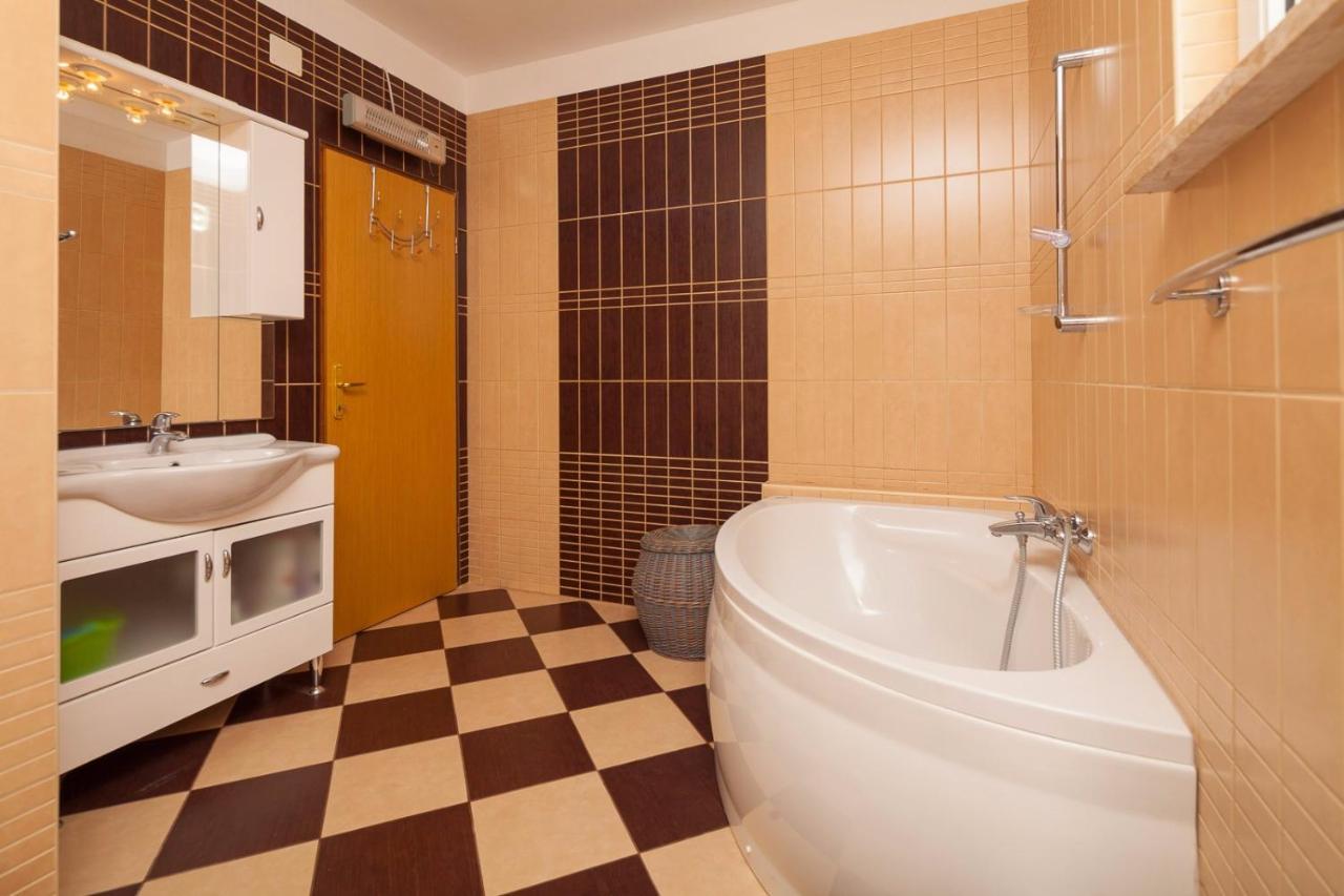 Spacious Apartment With Parking&Garden Marčana Exteriér fotografie